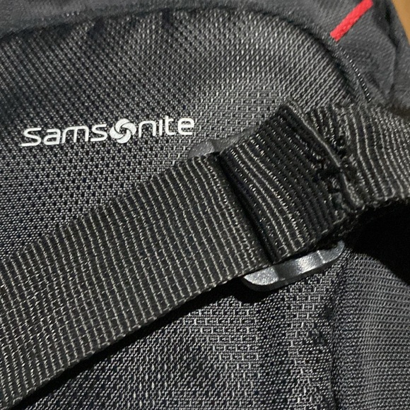 Samsonite Xenon 3 Crossover, Black Bag with stitching flaw on the strap - Picture 10 of 10